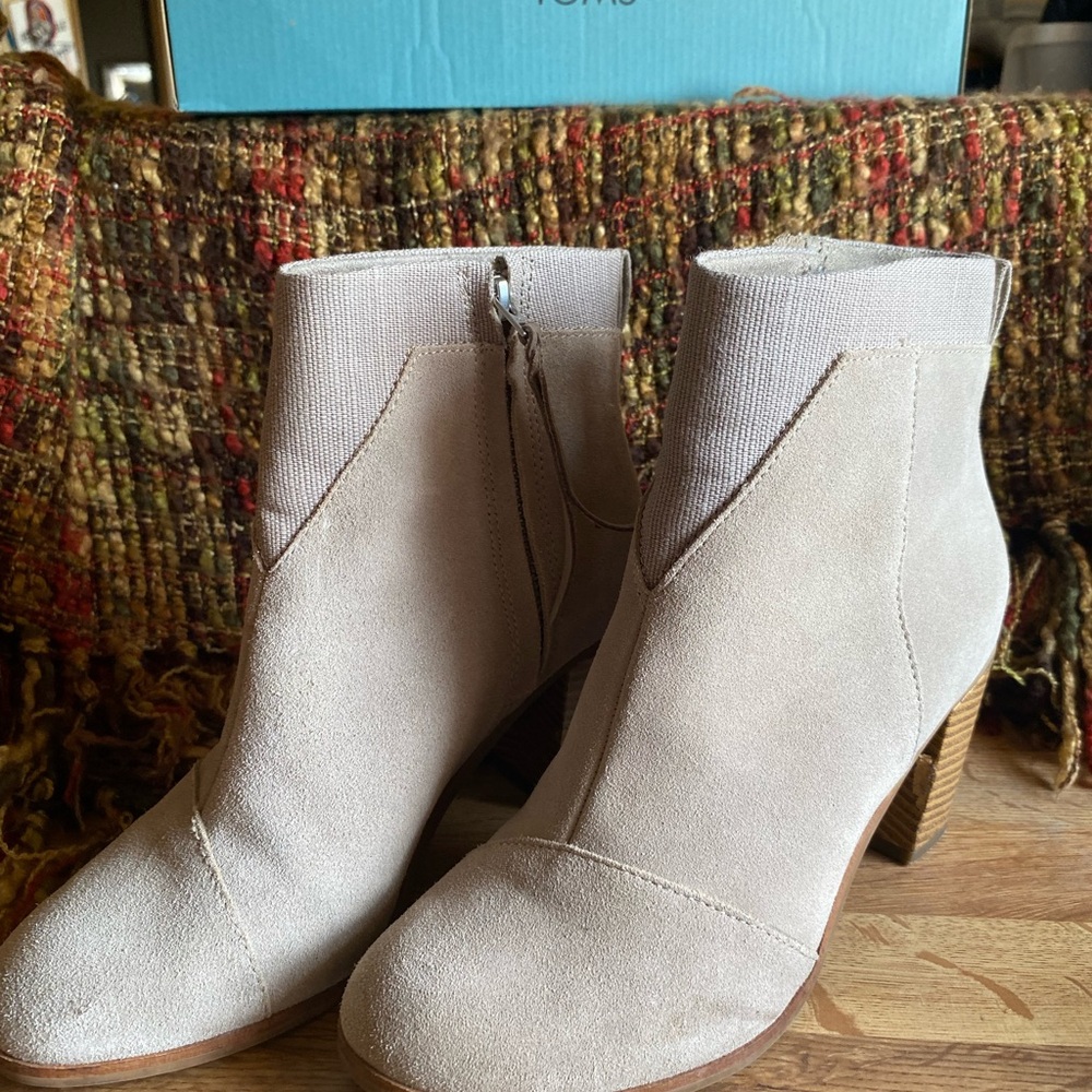 Beautiful Toms beige booties